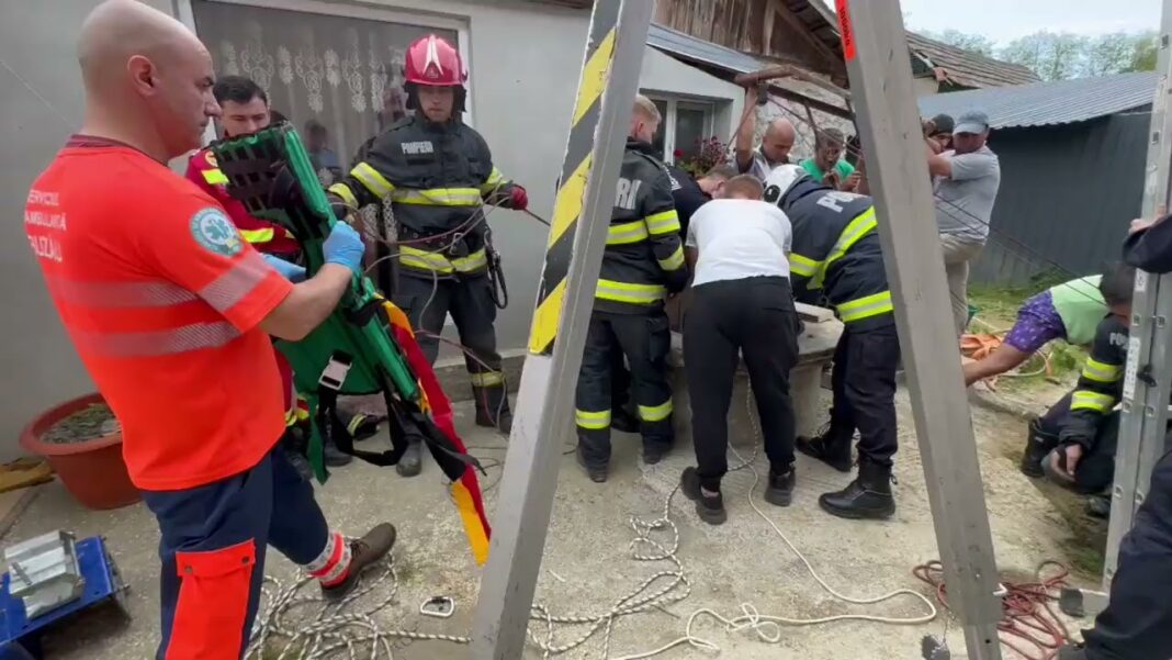 Un bărbat a supraviețuit după ce a fost surprins sub un mal de pământ în timp ce curăța o fântână