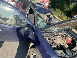 Şofer rănit grav după ce un bolovan i-a lovit maşina