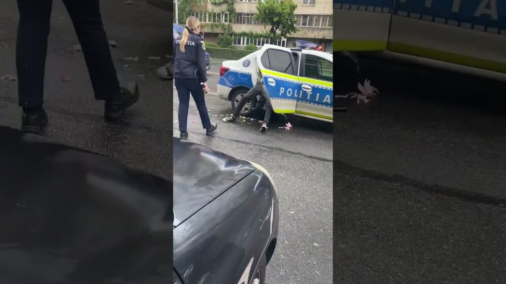 (VIDEO) O polițistă îi dă cu spray lacrimogen colegului ei care se lupta să imobilizeze un agresor