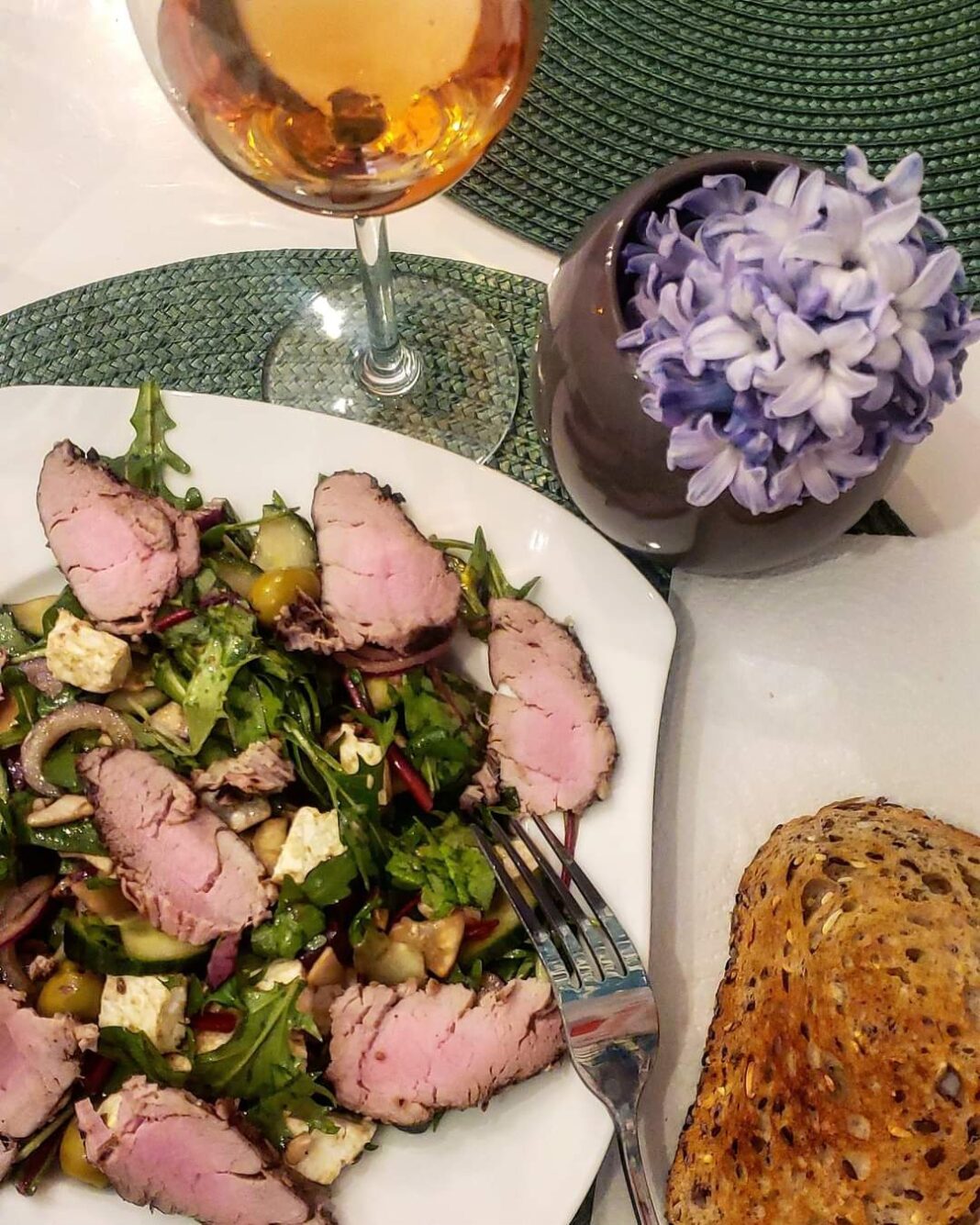 Muşchiuleţ de porc fraged cu mix de salată