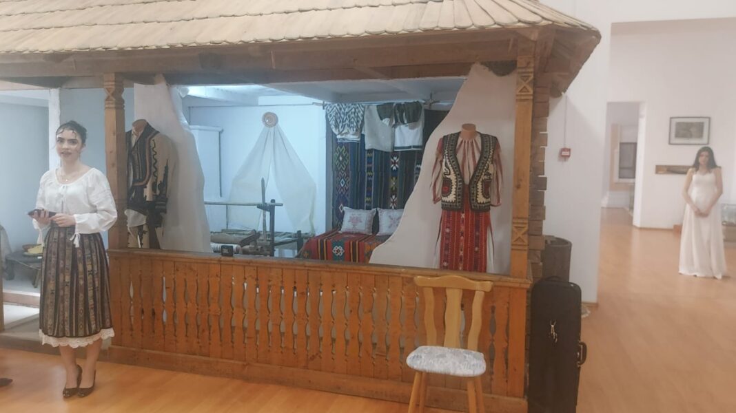 Trei muzee din Târgu Jiu deschise în această seară. Angajații poartă banderole albe