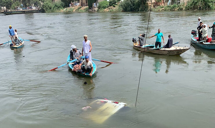Zece morţi după ce un microbuz a căzut de pe un feribot în Nil, în Egipt