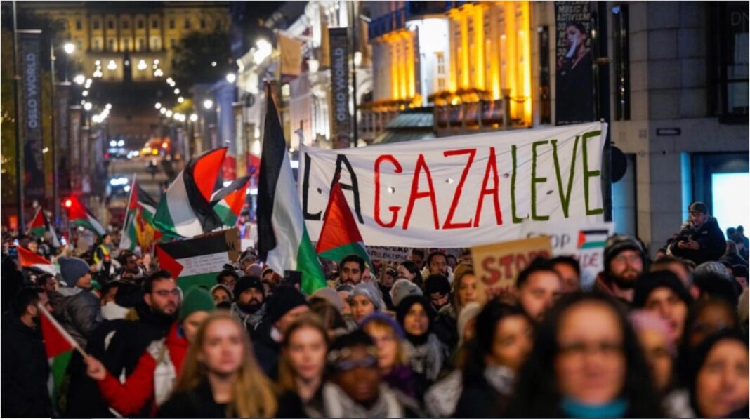 Oamenii participă la o demonstrație de susținere a Gazei și a palestinienilor, organizată de Comitetul Palestinian, lângă Palatul Regal și clădirea parlamentului norvegian, Stortinget, la Oslo, Norvegia, 4 noiembrie