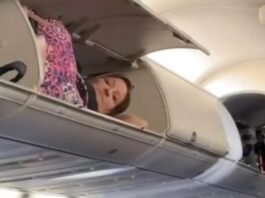 O pasageră al uni avion a tras un pui de somn în coșul de deasupra capului