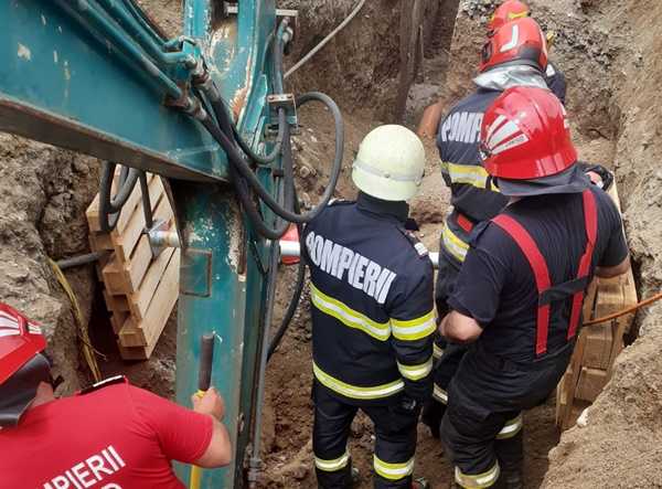 Muncitor îngropat sub un mal de pământ în timp ce lucra la reţeaua de canalizare