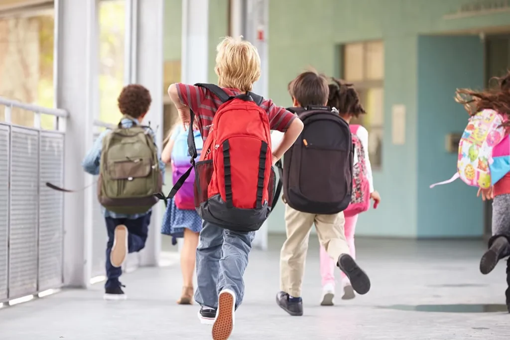 Termenul cardurilor educaționale pentru elevii dezavantajați, prelungit până în octombrie 2025