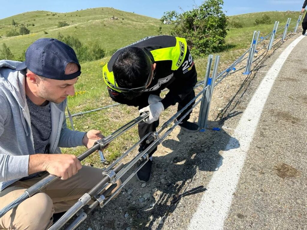 Parapetul dintr-un sistem de protecție de milioane de euro, demontat de organizatorii raliului de la Rânca