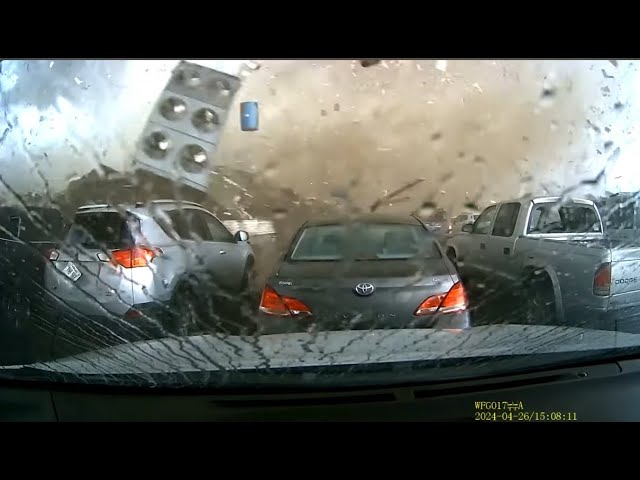(VIDEO) Imagini terifiante cu o tornadă în Lincoln, Nebraska