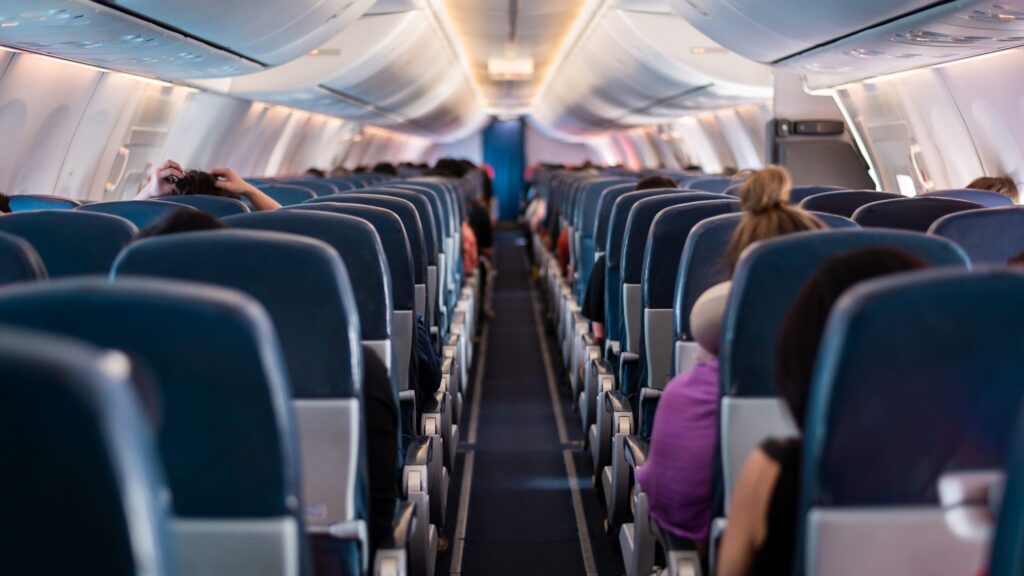 Bărbat arestat după ce ar fi alergat dezbrăcat prin avion în timpul unui zbor