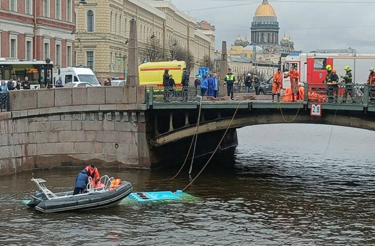 Patru morți și şase răniți după ce un autobuz a căzut într-un râu, în Sankt Petersburg