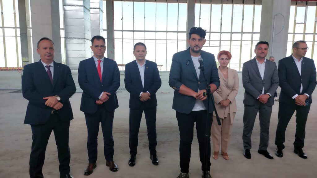 (VIDEO) Terminalul Aeroportului Craiova şi Şoimul modernizat au atras doi miniştri la Craiova