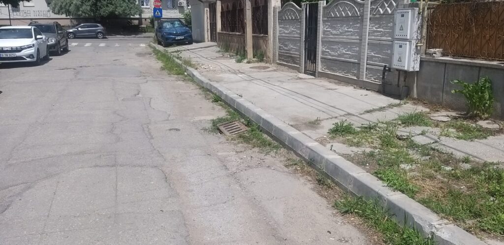 Pe o stradă din centrul Craiovei s-a amenajat un singur trotuar, celălalt a fost uitat