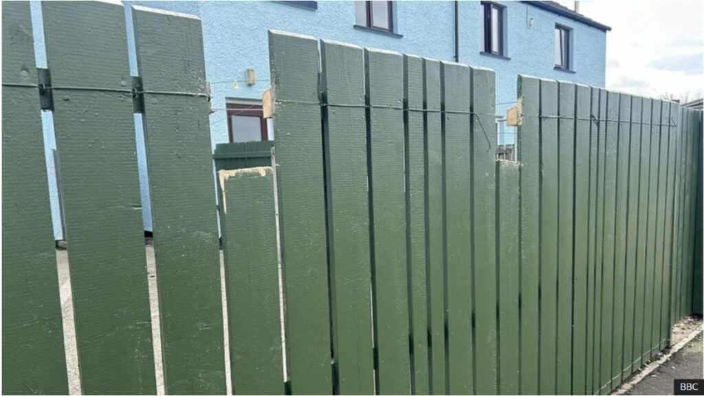 Bărbat țintuit de gard într-un „atac sinistru” în Bushmills
