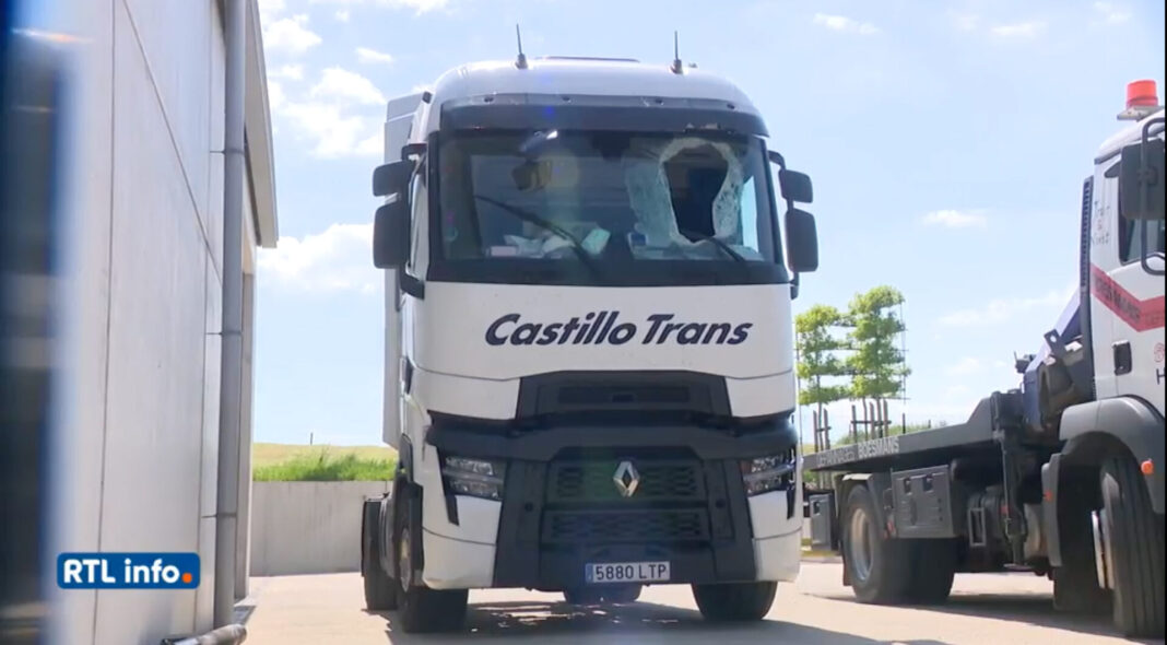 Şofer român de TIR, mort la volan din cauza unui capac de canal aruncat de pe un pod, în Belgia