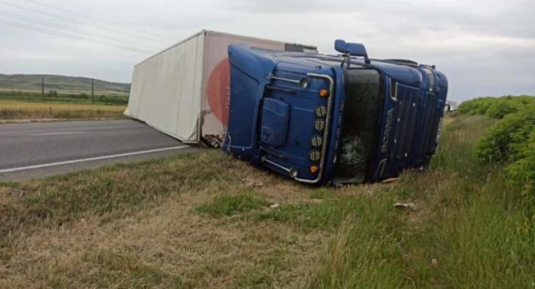 Un TIR cu colete s-a răsturnat de-a curmezişul drumului pe DN 24