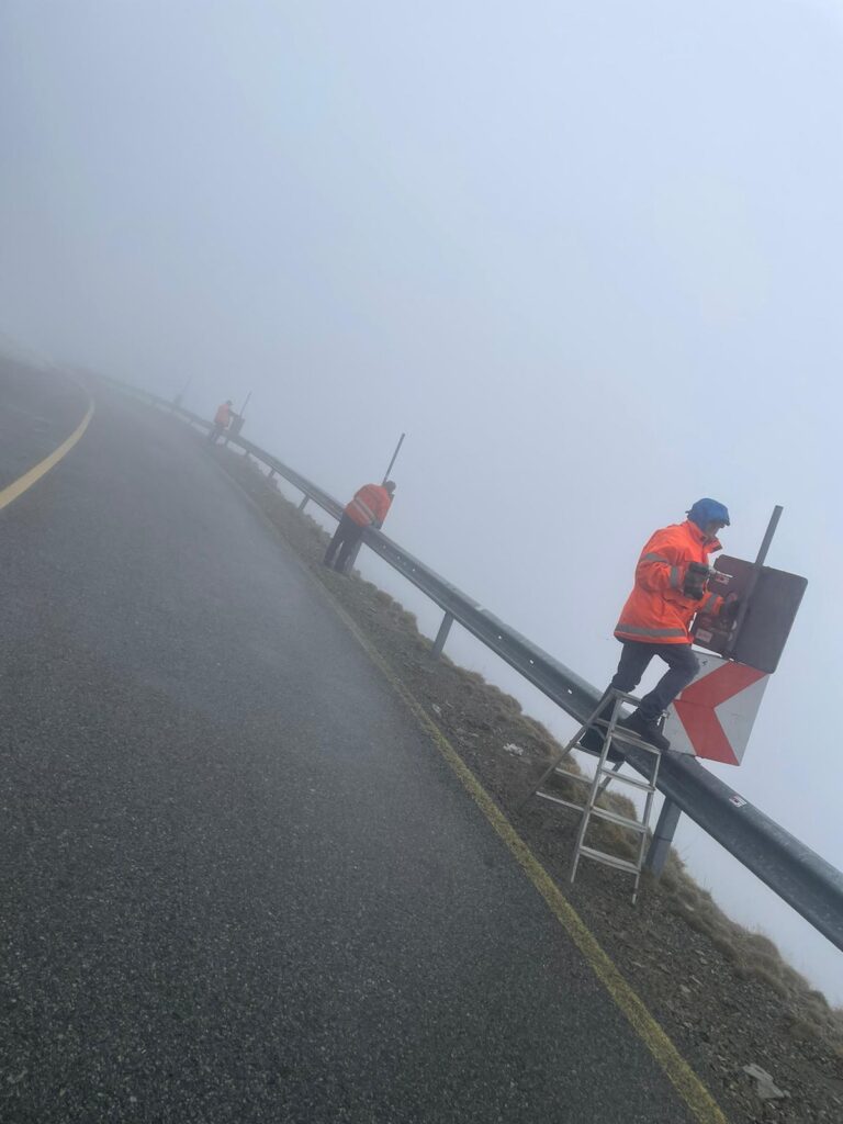 Se montează deja indicatoarele rutiere pe Transalpina