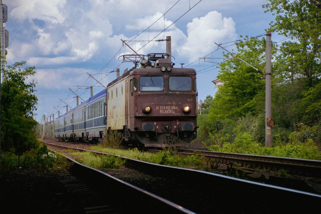 Mehedinți: Cinci trenuri, blocate de copaci căzuți pe calea ferată și fire de curent rupte