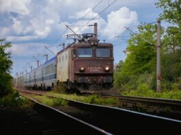Mehedinți: Cinci trenuri, blocate de copaci căzuți pe calea ferată și fire de curent rupte