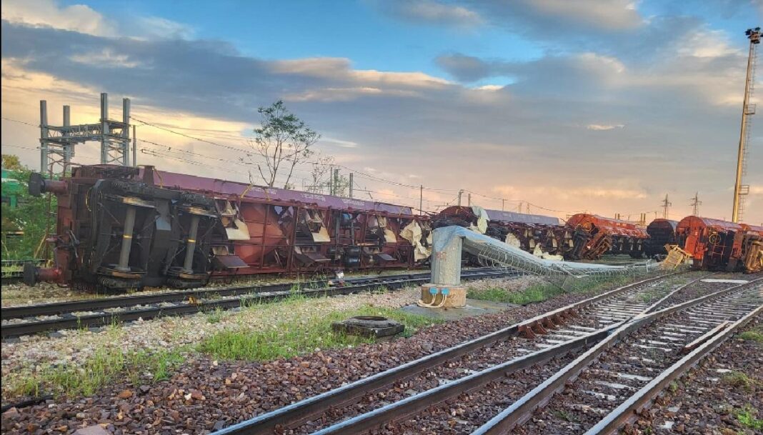 Vagoanele unui tren marfar, răsturnate de o tornadă în Italia