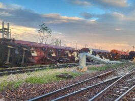 Vagoanele unui tren marfar, răsturnate de o tornadă în Italia