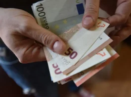 Un cerșetor a mituit un polițist cu 100 de euro ca să nu îl amendeze