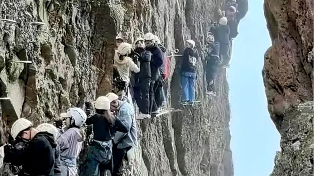 (VIDEO) Alpiniștii chinezi au rămas blocați pe stâncă mai mult de o oră din cauza supraaglomerării