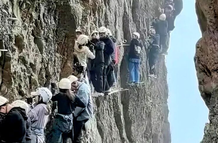 Alpiniștii chinezi au rămas blocați pe stâncă mai mult de o oră din cauza supraaglomerării