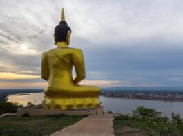 Statuia lui Buddha în Wat Phou