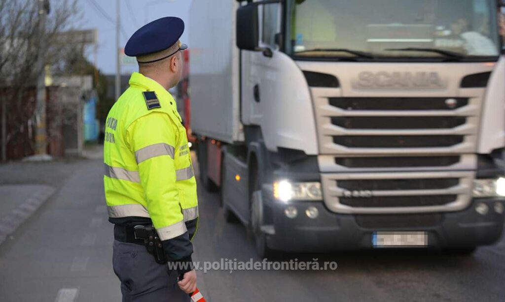 Șoferi de TIR, amendați de polițiști după ce au modificat datele de pe tahograf privind timpul de conducere