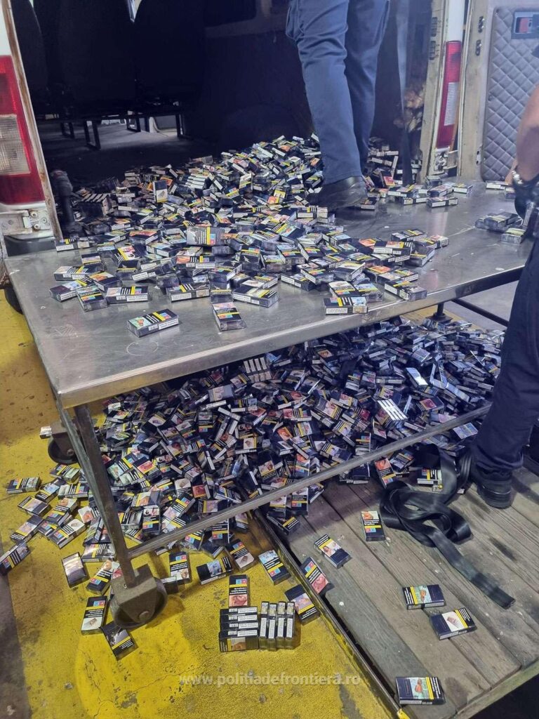 (VIDEO) Peste 90.000 țigarete descoperite în plafonul unui microbuz