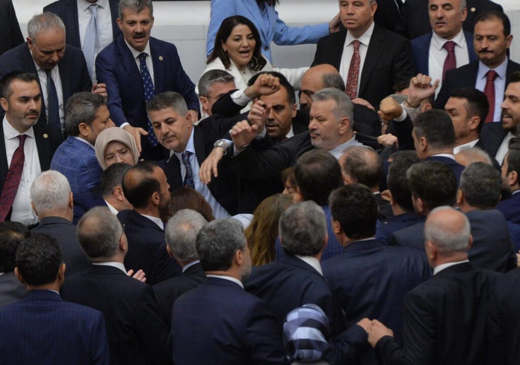 (VIDEO) Scandal în Parlamentul Turciei