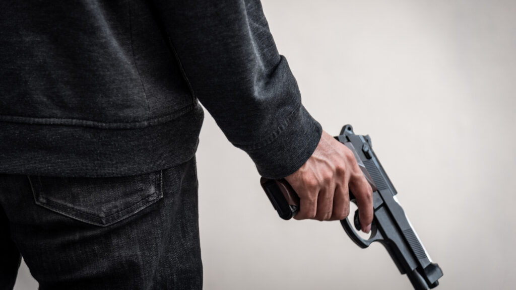 A cerut ajutorul poliţiştilor, după ce soţul ei a ameninţat-o cu un pistol