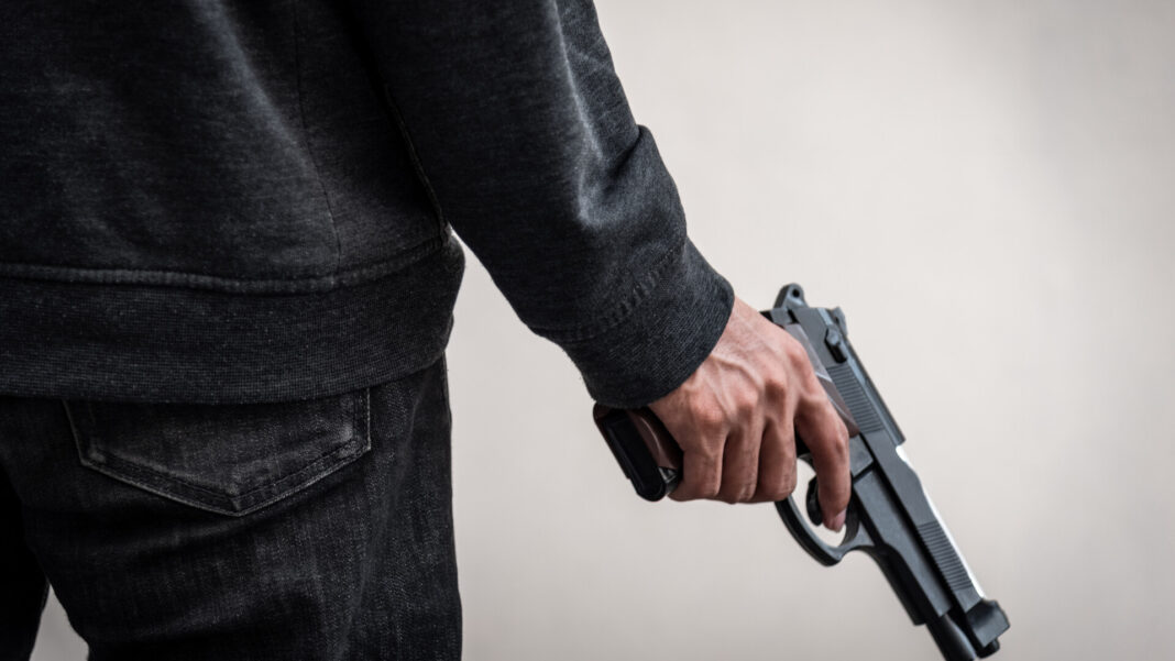 A cerut ajutorul poliţiştilor, după ce soţul ei a ameninţat-o cu un pistol