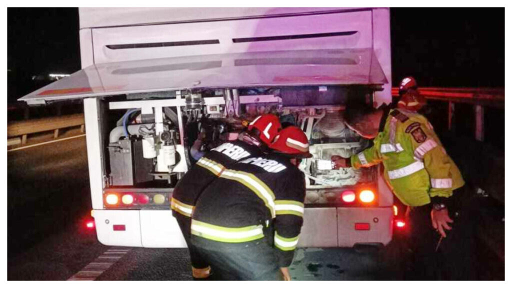 Un autocar cu 40 de copii a luat foc pe autostrada A10
