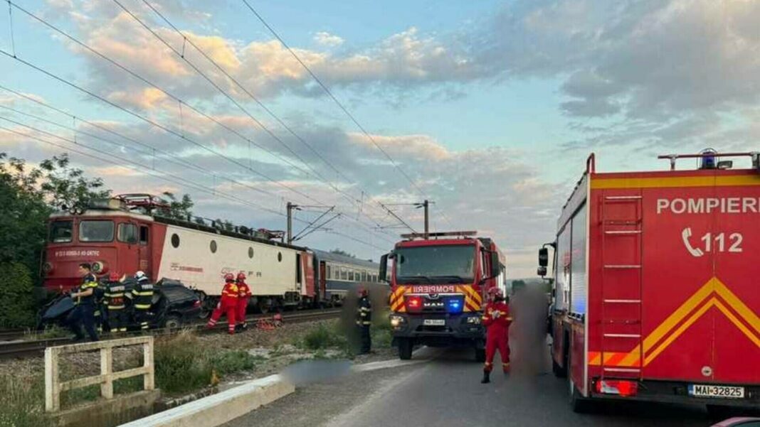 Un tânăr a murit după ce maşina pe care o conducea a fost lovită de un tren