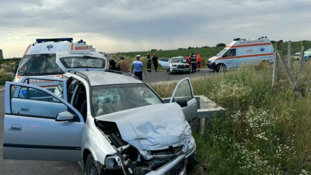 Un șofer de 76 de ani a murit după ce a intrat în plin într-o mașină