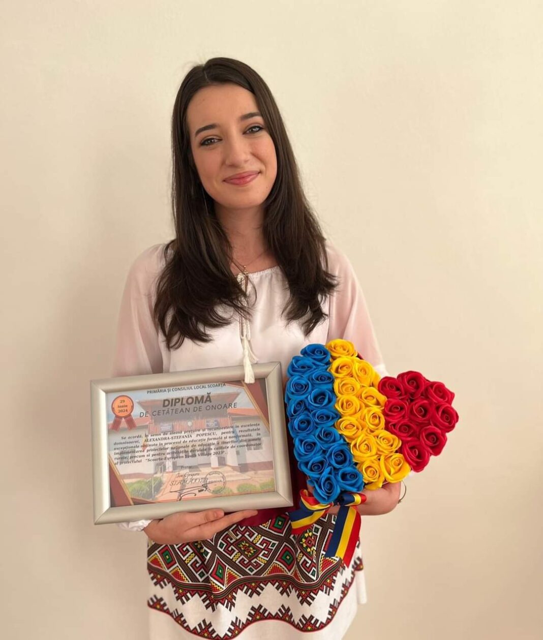 Alexandra Popescu Bursiera SUA Alexandra Popescu a devenit Cetățean de Onoare al comunei Scoarța