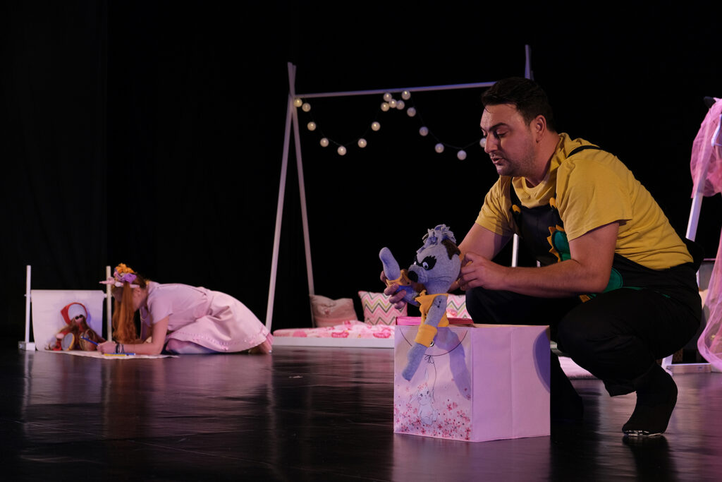 „De-aș fi Scufița Roșie“și „Povestea celor trei purceluși“, la final de stagiune la Teatrul Colibri
