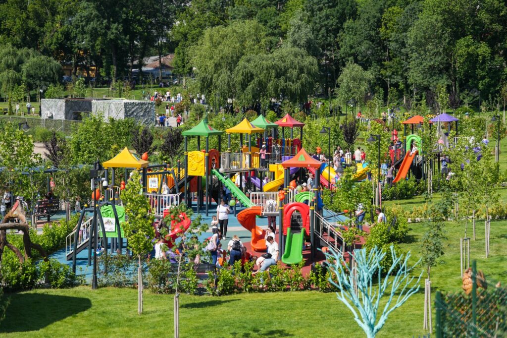 Ce nu au voie craiovenii să facă în Fantasy Park. Bicicletele, trotinetele electrice, rolele, plimbarea câinilor și skateboardingul sunt intrezise în Fantasy Park