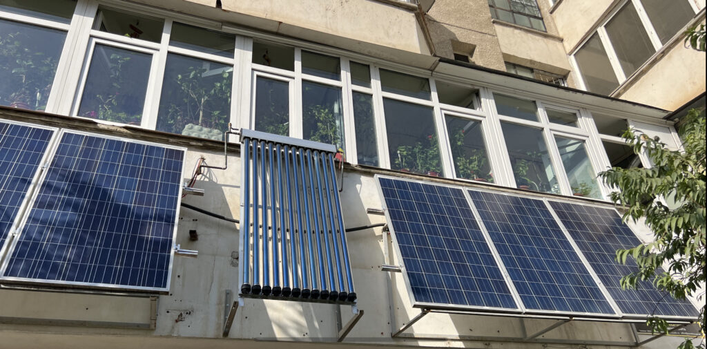 Ceartă între vecini din cauza panourilor fotovoltaice amplasate pe faţada unui bloc din centrul Craiovei