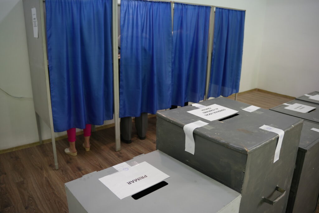 Scandal la alegeri cu inteligenţa artificială şi o vănătoare prin cimitir