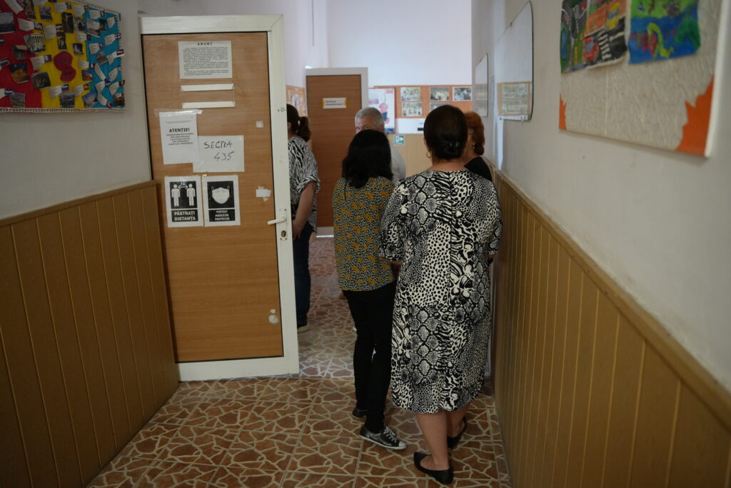 Peste 4 milioane de români au votat până la ora 13.00