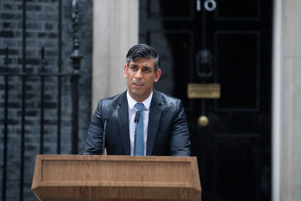 Patru bărbați, prinși în casa premierului britanic, arestaţi