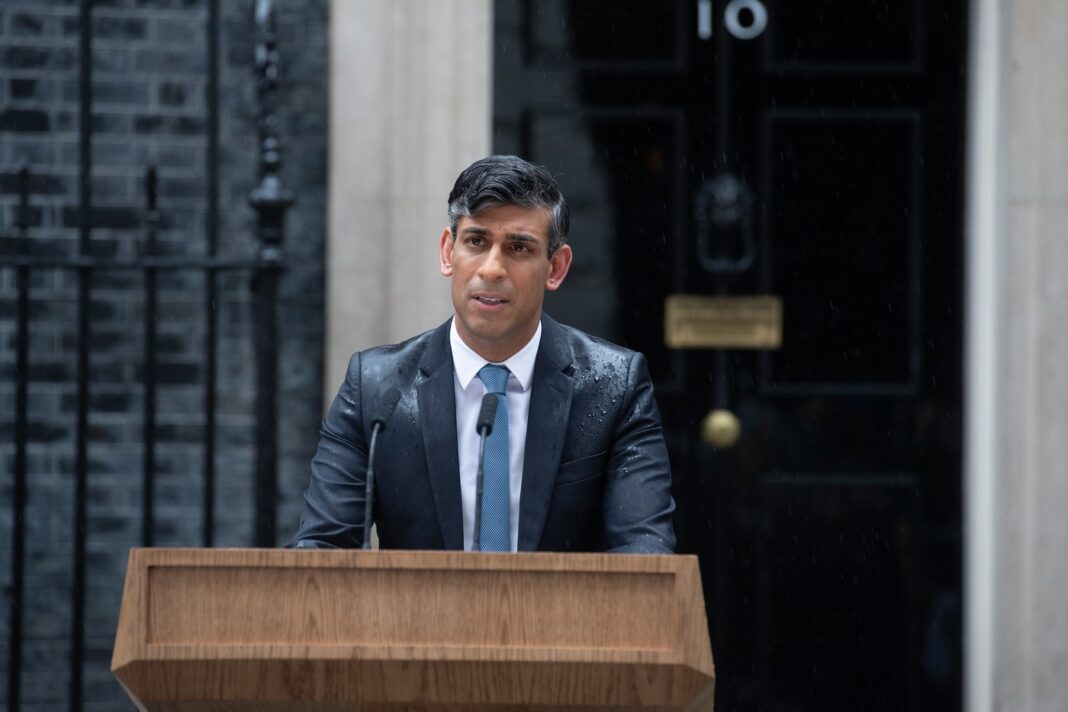 Patru bărbați, prinși în casa premierului britanic, arestaţi