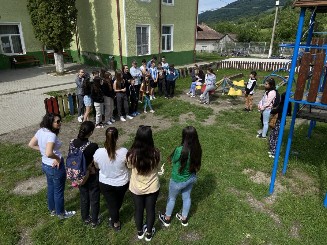 30 de elevi din Perișani, Vâlcea, culeg povești de la bătrânii