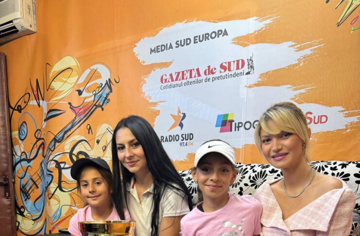 Yasmine Belletamar, una dintre câștigătoare, alături de mama și sora ei, dar și de managerul Spotalului MaDonna Maria, Alexandra Preda