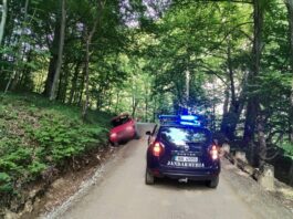 Gorj: Jandarmii montani au salvat un șofer care a rămas cu mașina într-un șanț pe Valea Sohodolului