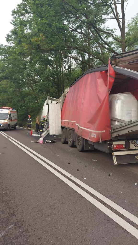 Vâlcea: Accident între două tiruri pe DN 7