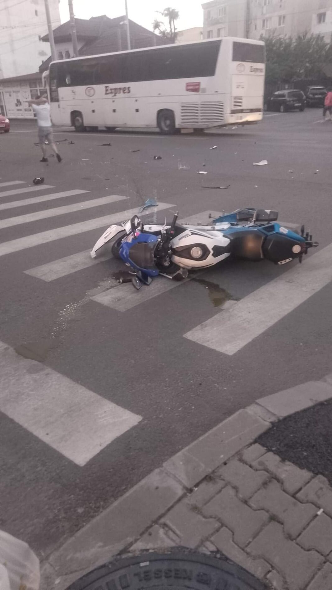 Motociclist în vârstă de 17 ani, lovit de o mașină la Târgu Jiu