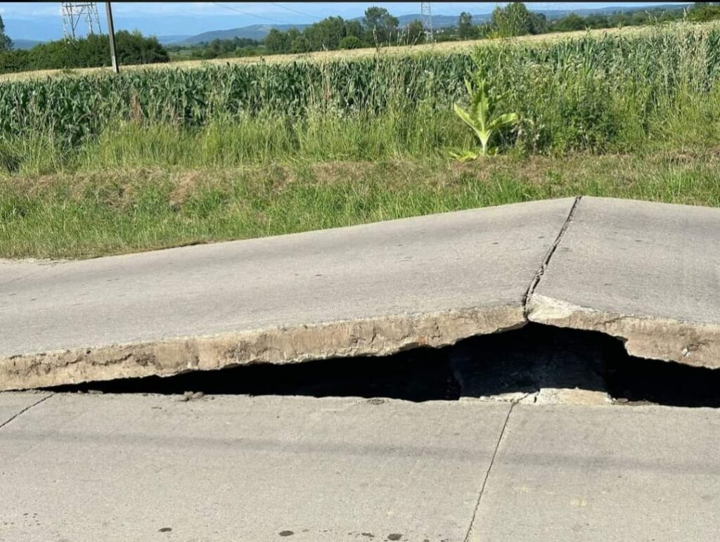 Canicula a afectat grav un drum județean din Gorj